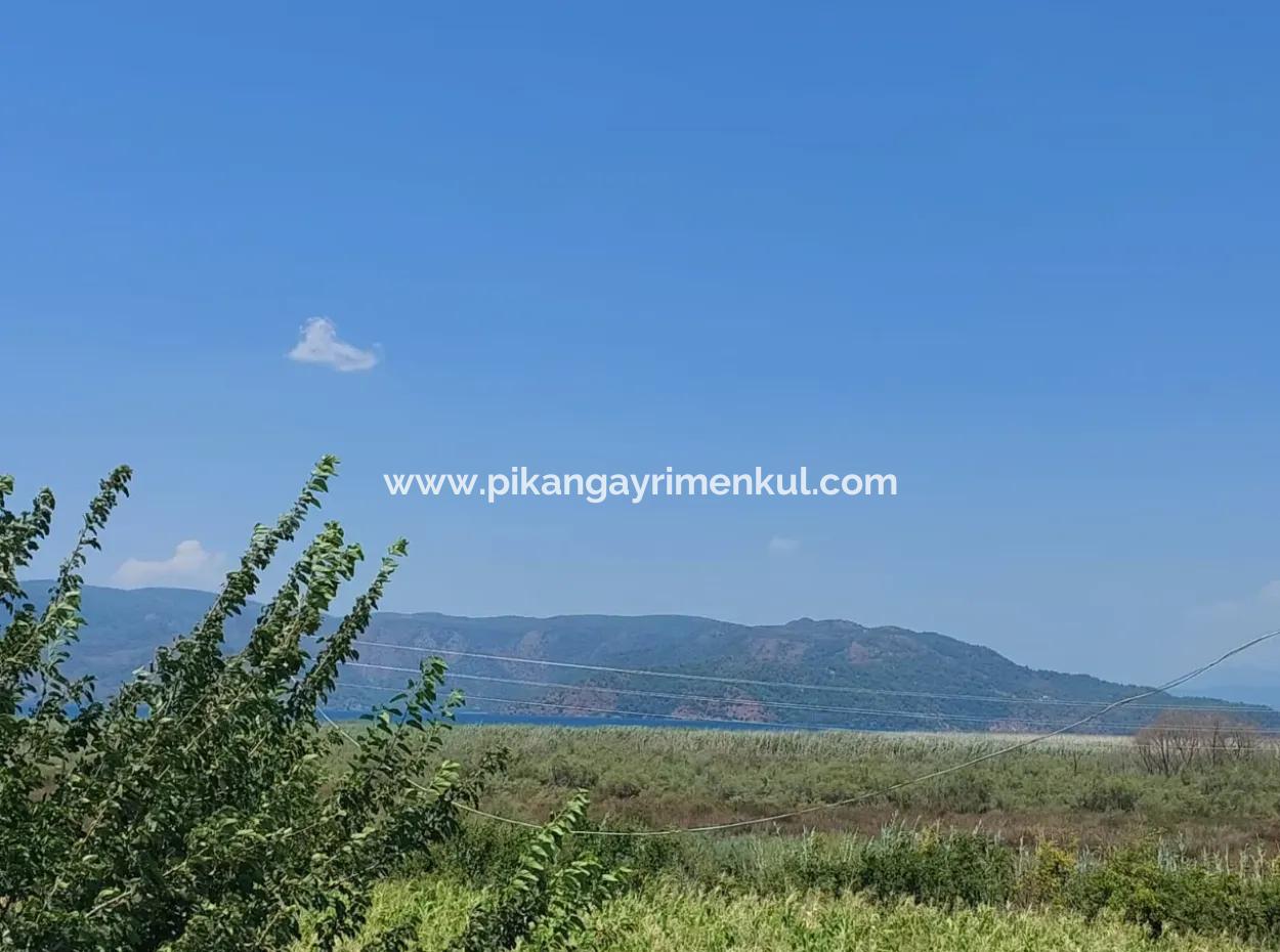 5 850 M2 Freistehendes Grundstück Mit Eigentumsurkunde Mit Seeblick Und Dorfhaus Zum Verkauf In Ortaca Eskiköy