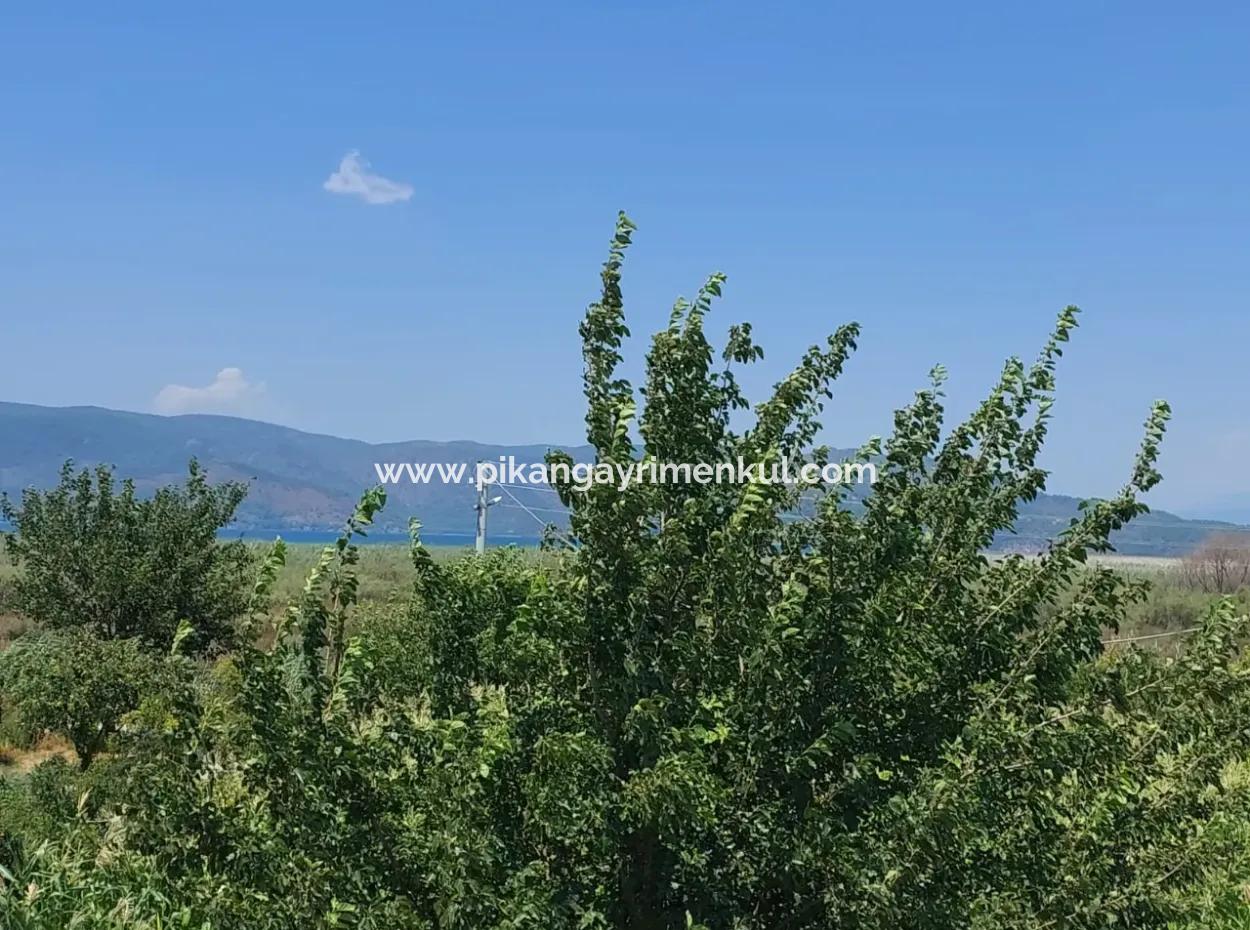 5 850 M2 Freistehendes Grundstück Mit Eigentumsurkunde Mit Seeblick Und Dorfhaus Zum Verkauf In Ortaca Eskiköy