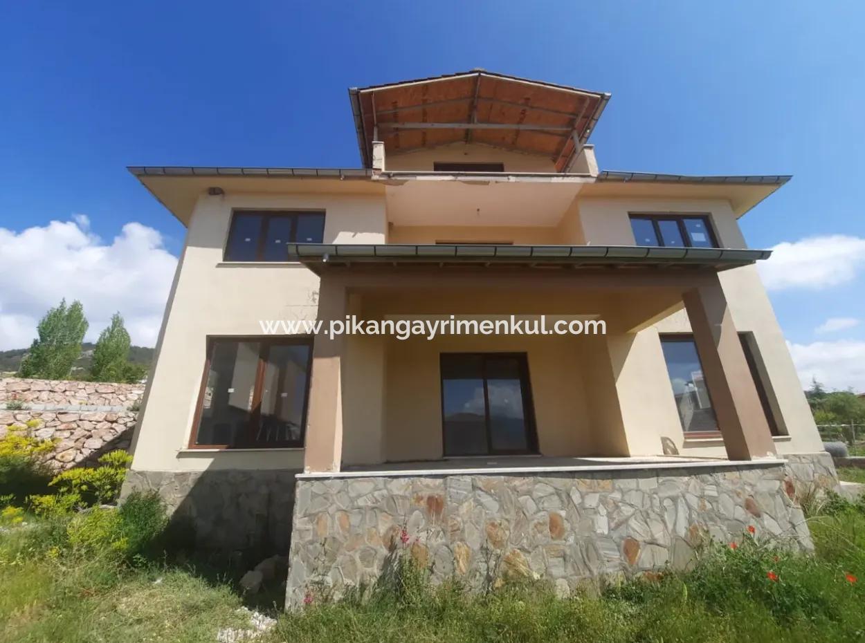 For Sale In Çamelide 300 M2 Triplex On 400 M2 Detached Plot